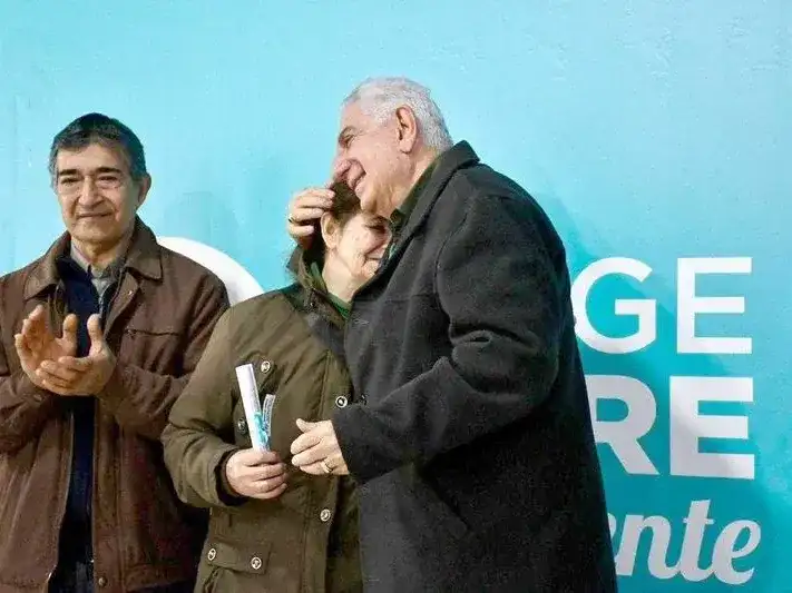 Jofré entregó decretos de Adjudicación y
Obligaciones Cumplidas a vecinos de la ciudad
