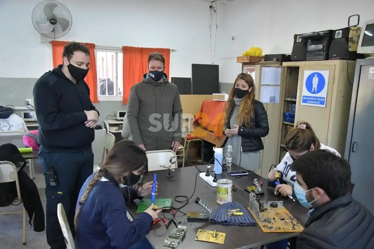 Apoyo del Municipio al proyecto de Escuela N° 602 en la recuperación de componentes electrónicos e informáticos