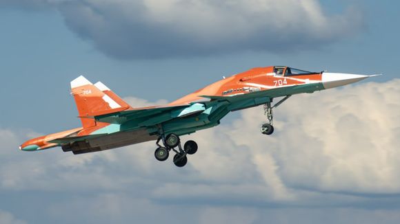 Nuevas imágenes muestran un Su-34 ruso con camuflaje desértico en vuelo, posible destino: la Fuerza Aérea Argelina