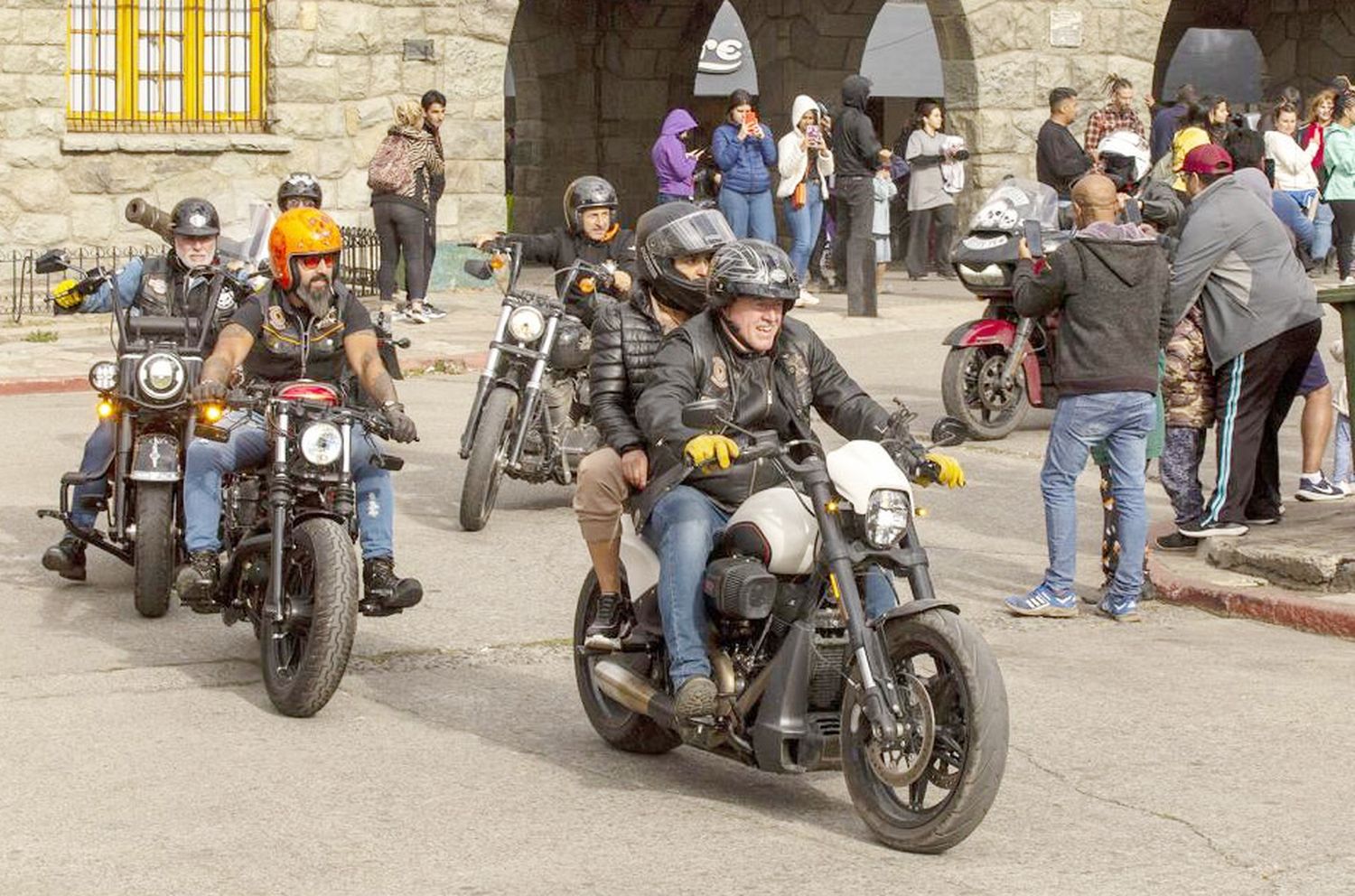 Una caravana de más de 100 Harley Davidson hizo temblar el centro de Bariloche