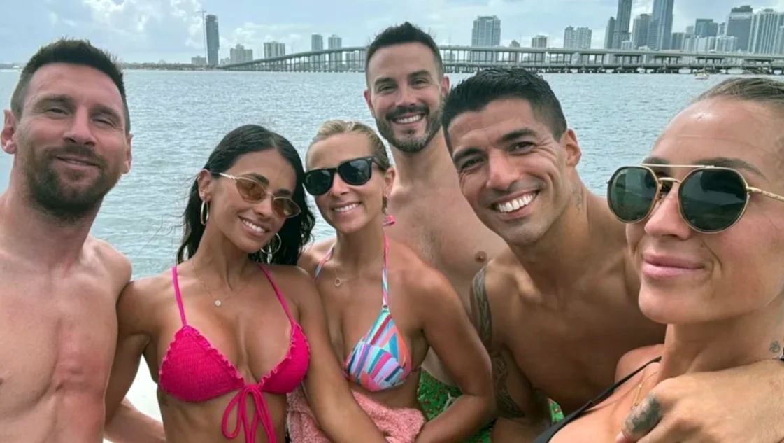Messi y su mujer, compartiendo con amigos. Fotos: Instagram @antonelarroccuzzo
