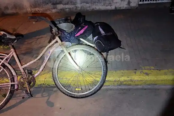 Agarraron a un ladrón que robó varias cosas en un taller mecánico