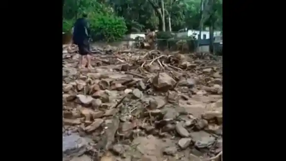 CRECIDA DE RÍO colapsó entrada y casas de Chichiriviche de la Costa en La Guaira