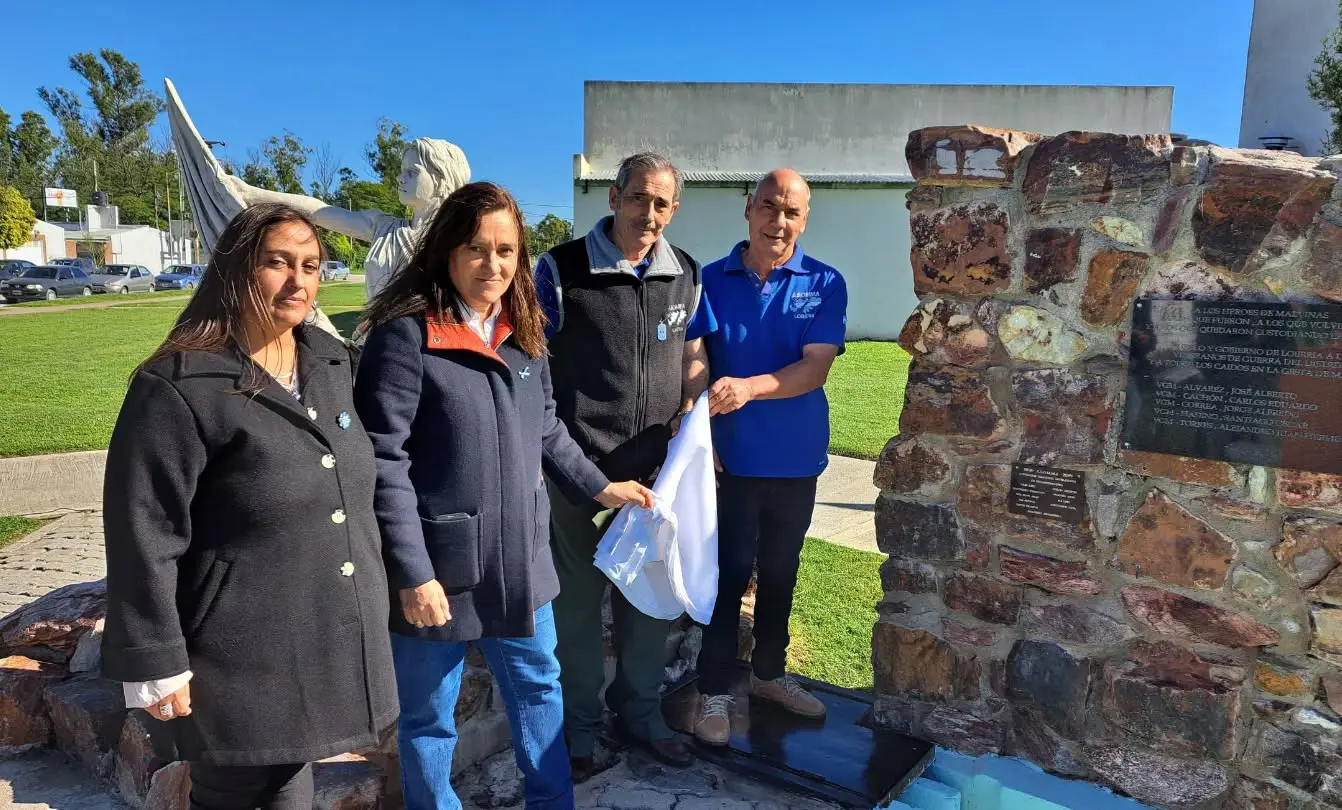 Emotiva ceremonia. Se desarrolló en la Plaza Héroes de Malvinas de Lobería