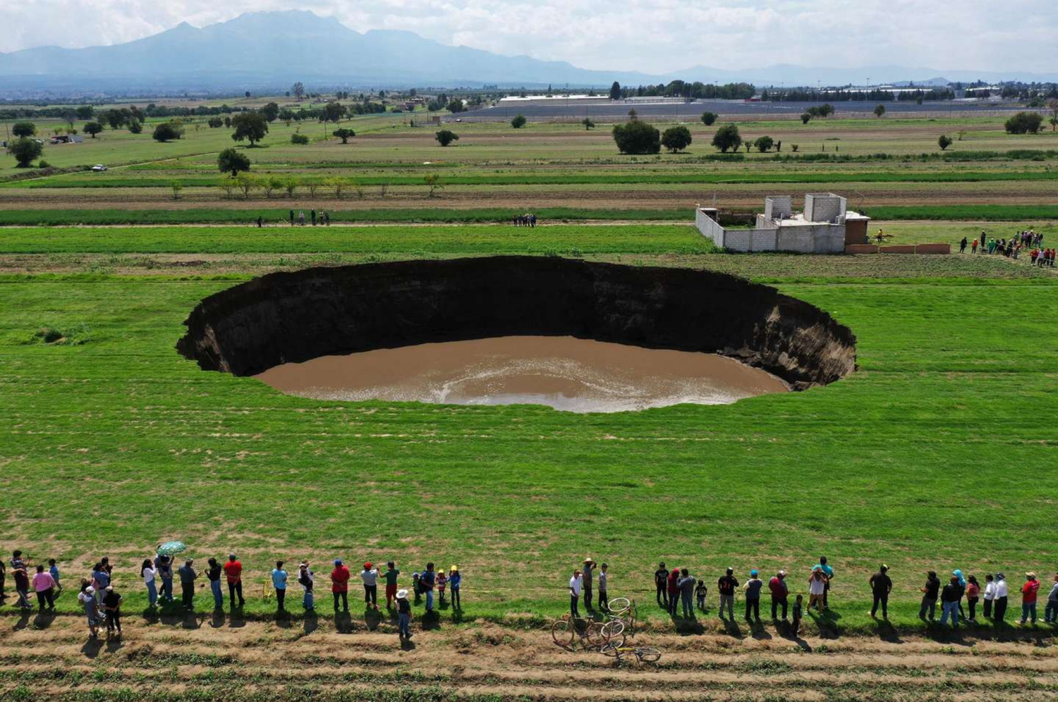 Enorme socavón causa pánico en México