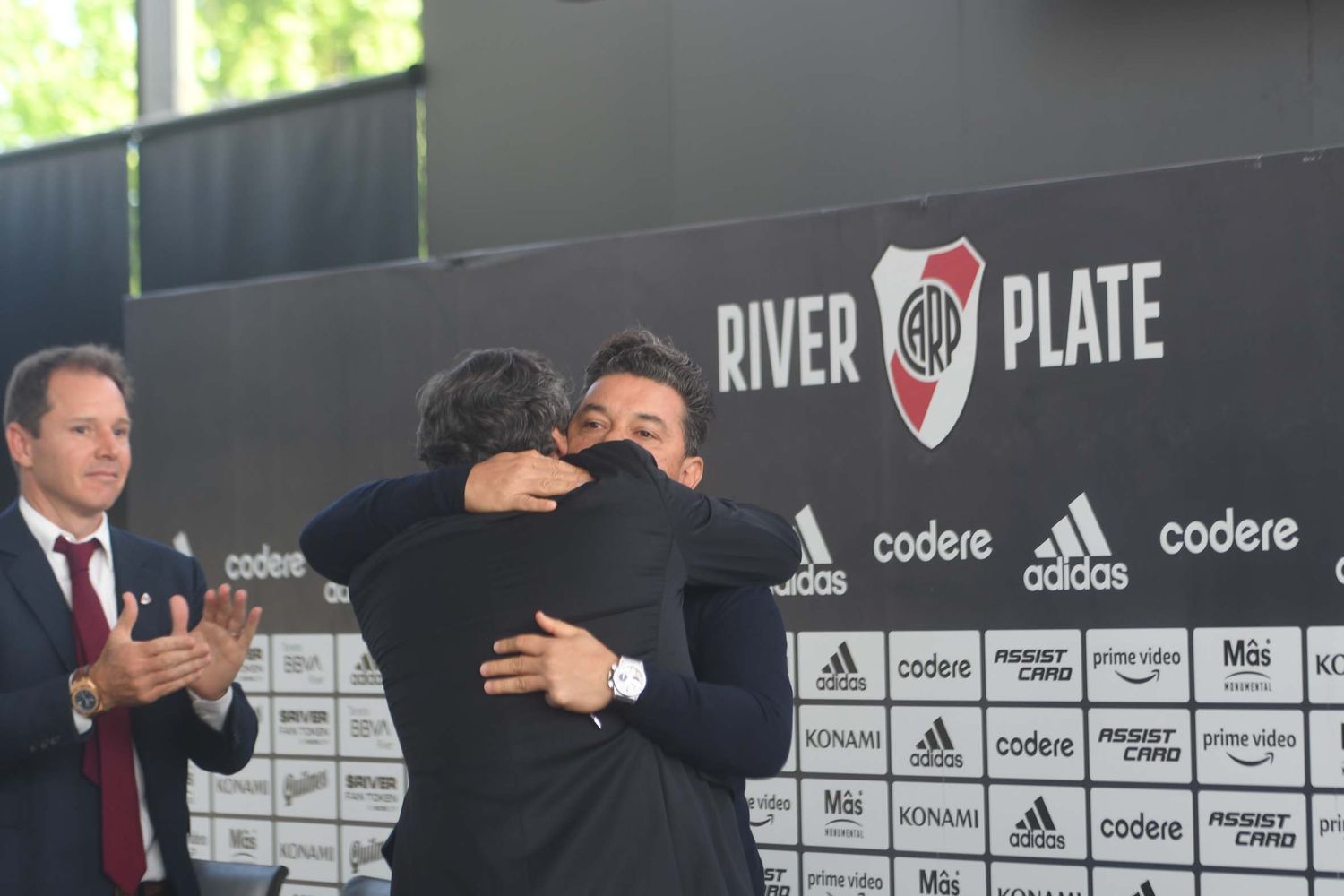 Gallardo y el abrazo con Enzo Franchescolli, quien lo eligió como DT de River en 2014.