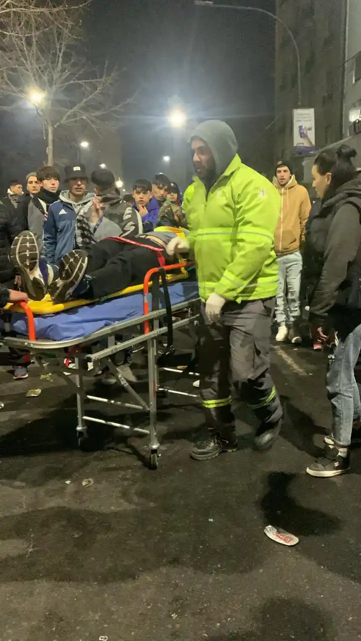 El hincha fue asistido por el SAME y trasladado al Hospital San Martín de La Plata.