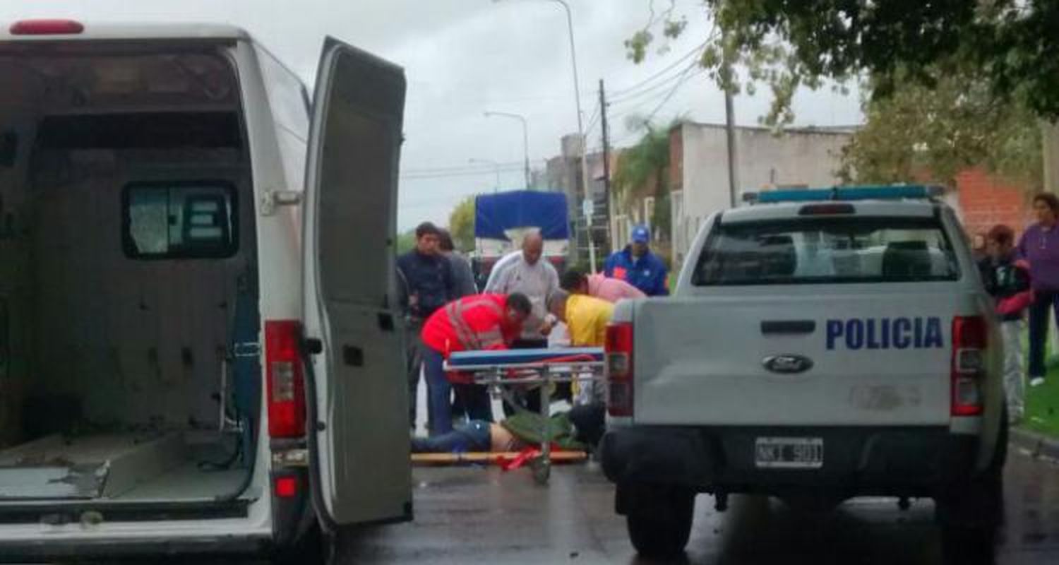 Cayó de su moto y fue embestido por un camión