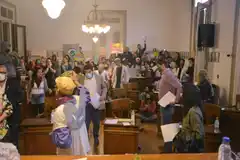 Tras una manifestación por la ordenanza de fumigaciones, convocaron a reunión abierta y pública en el Teatro del Fuerte