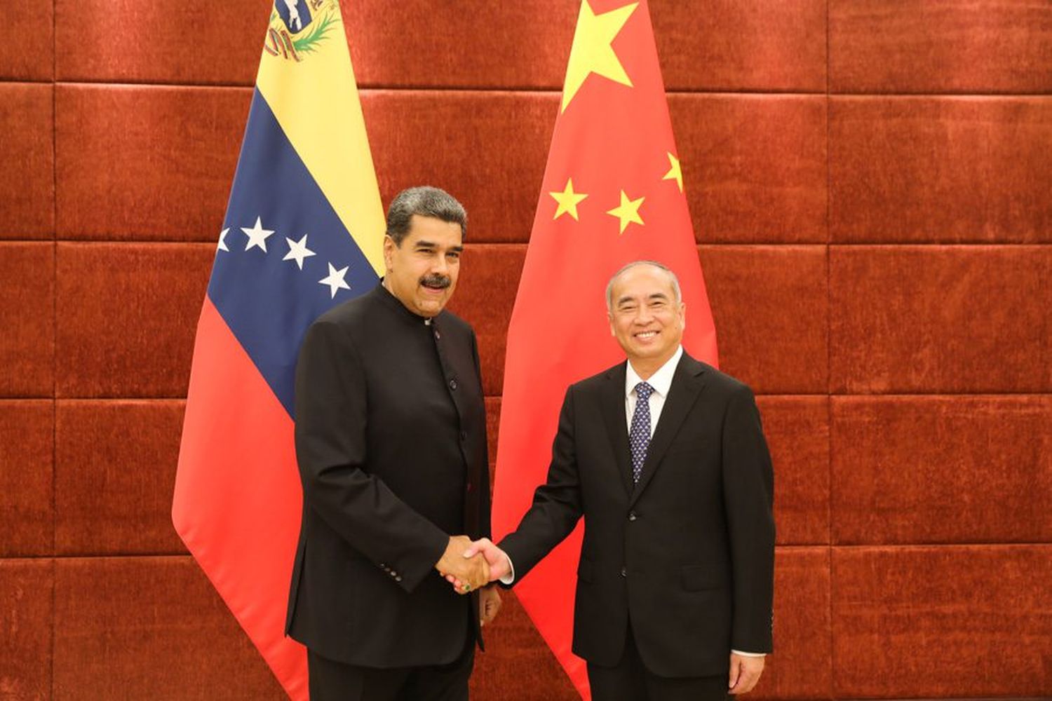 ¿AGARRANDO DATOS? Maduro sostuvo encuentro con miembro del Partido Comunista chino (+Video)