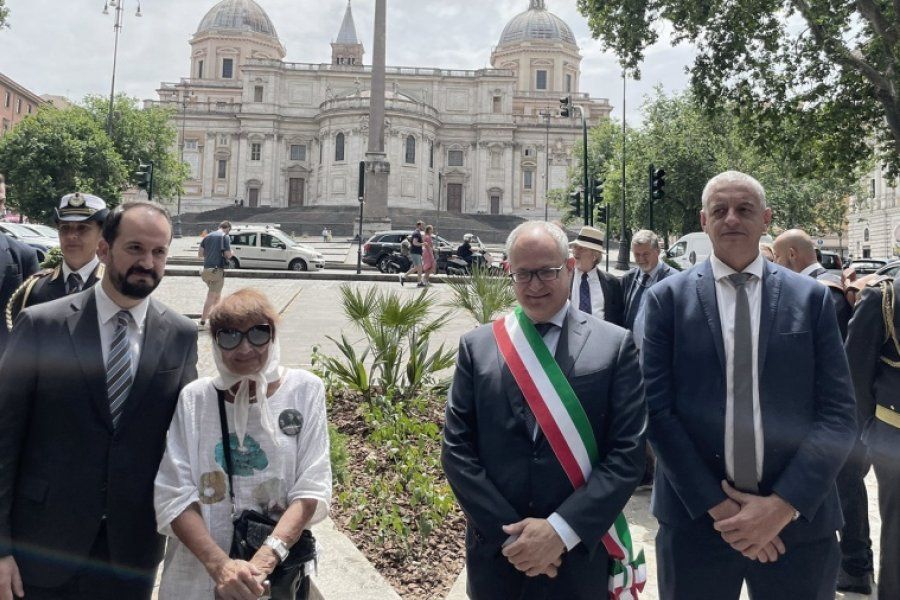 Descubrieron en Roma un pañuelo en homenaje a Madres y Abuelas de Plaza de Mayo