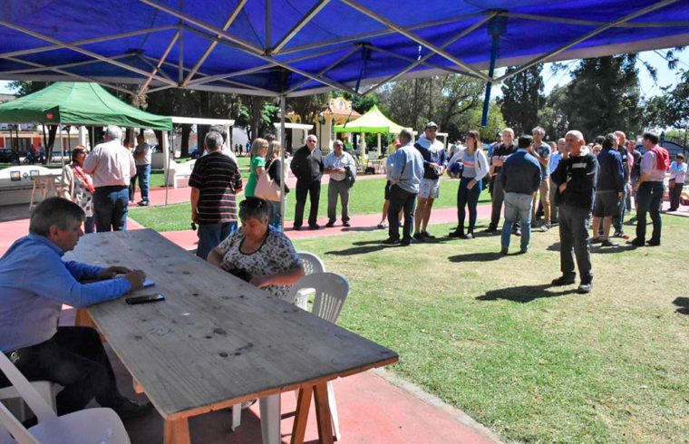 El Intendente de Chivilcoy atendió a los vecinos en una plaza pública tras conseguir la reelección