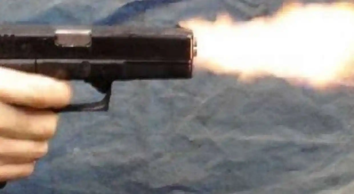 Lo confunden con un motochorro y le disparan