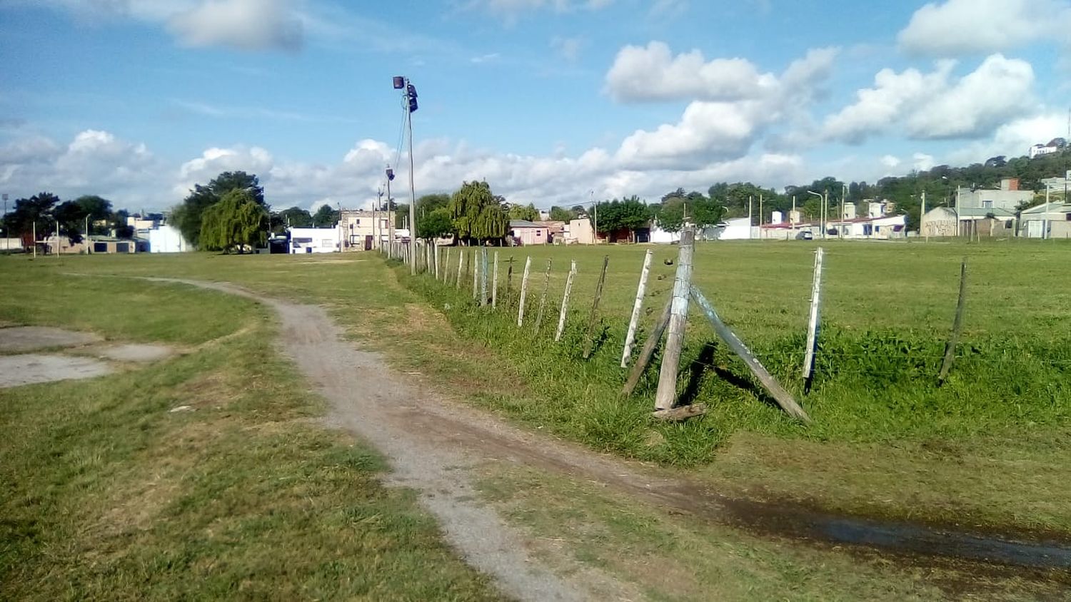 Reinventar necesita ayuda para correr cuatro postes de iluminación antes de iniciar la obra en la cancha