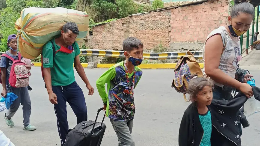 No hay transporte público en la frontera: varados  pagan taxis o carros piratas en dólares
