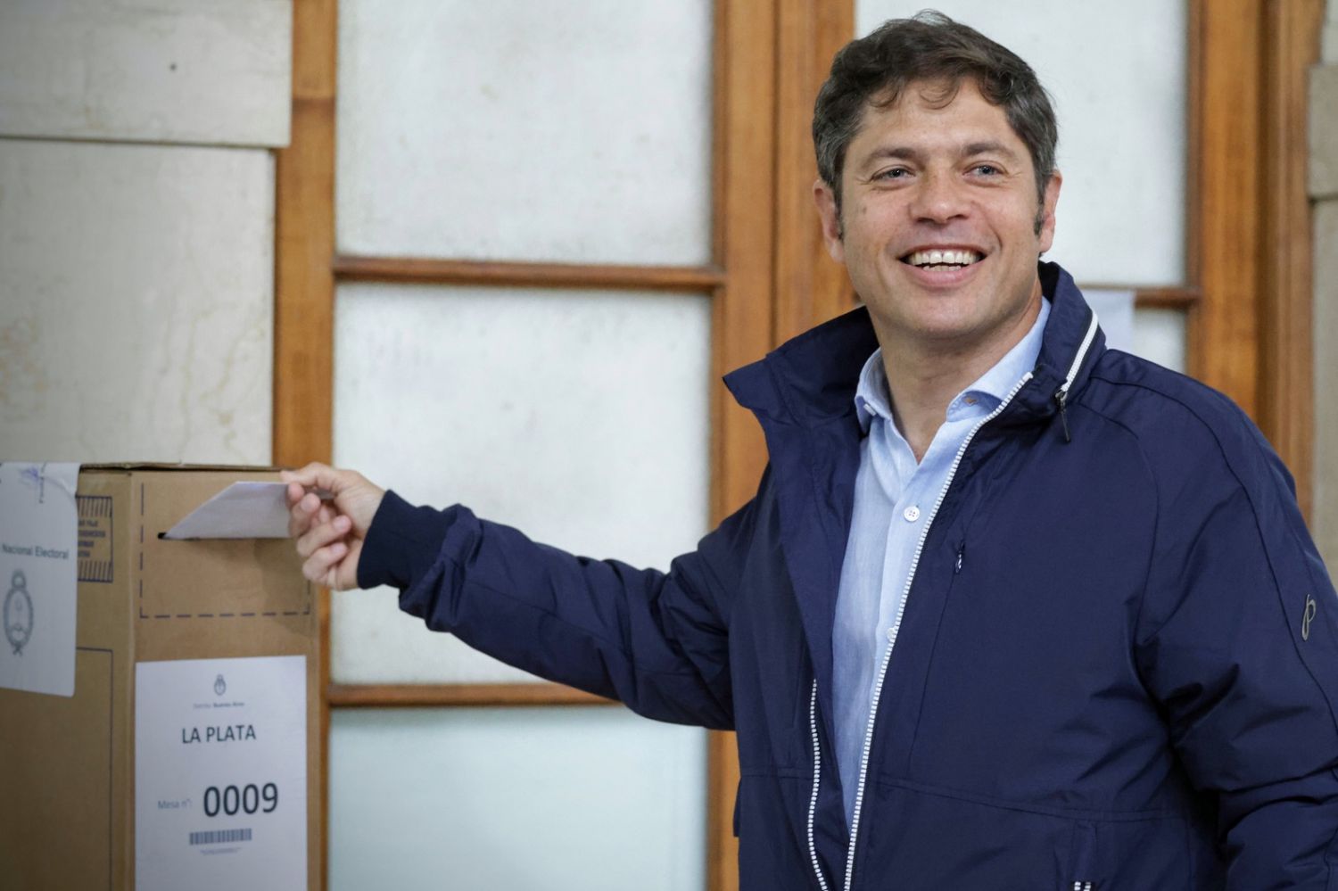 Votó Kicillof en La Plata y llevó facturas a los fiscales: Llamó a votar con "alegría" y repudió expresiones de odio
