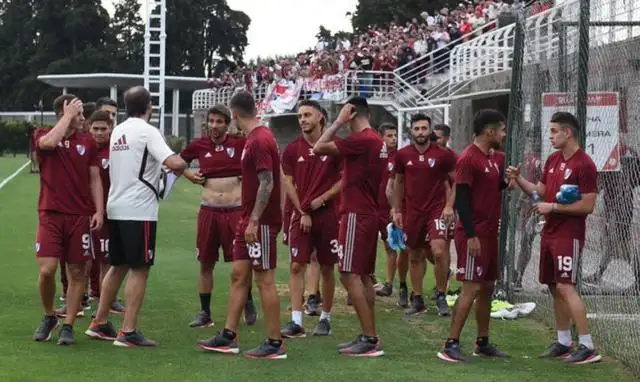 Gallardo invitó a los fanáticos que fueron a Lima en micro a ver el entrenamiento
