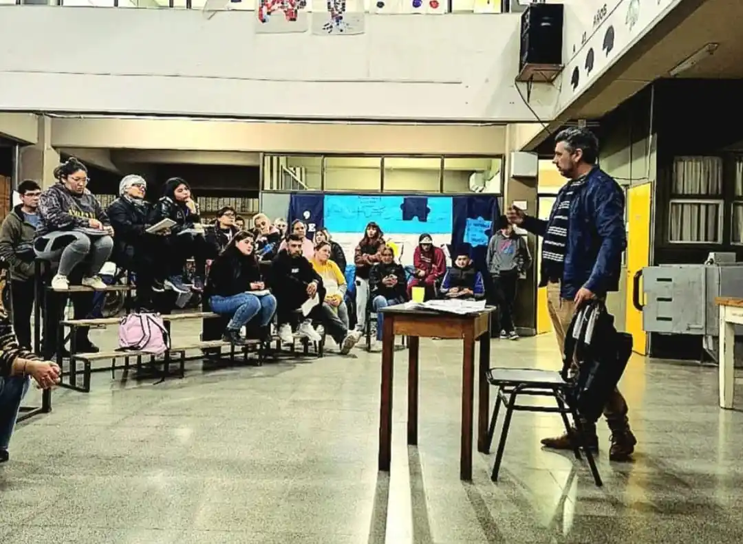 De la escuela a la Casa de Casco: Juan Patricio Wallace fomenta la literatura en todas las edades de Chascomús