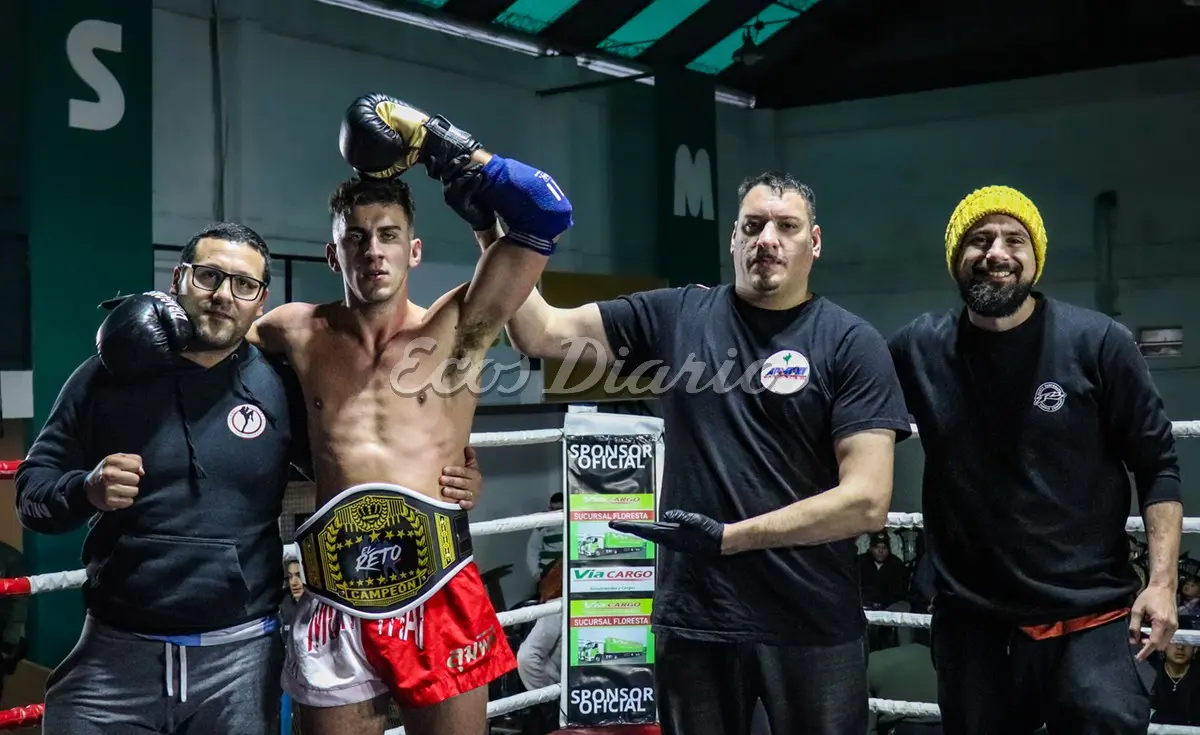 El campeón de Muay Thai Malco Álvarez, con su cinturón.