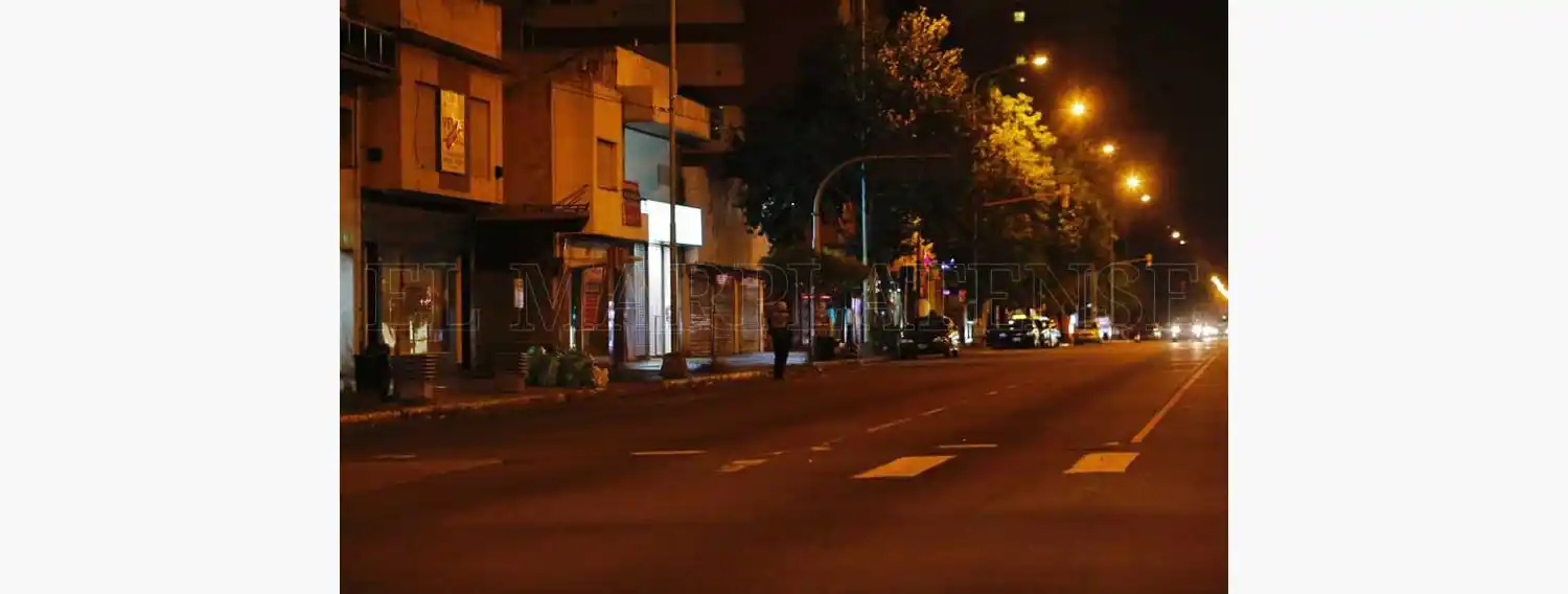 8 noches sin colectivos: buscan delegar en Arroyo la suba del boleto