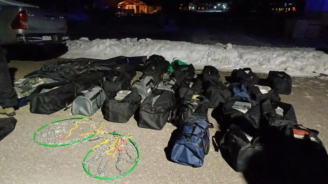 Los uniformados interceptaron tres autos y hallaron en su interior 700 panes de cocaína ocultos en bolsos y paneles de los rodados.