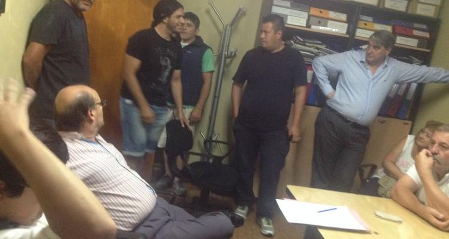 Anunciaron que este miércoles depositan el sueldo de los municipales y la toma sigue hasta el viernes