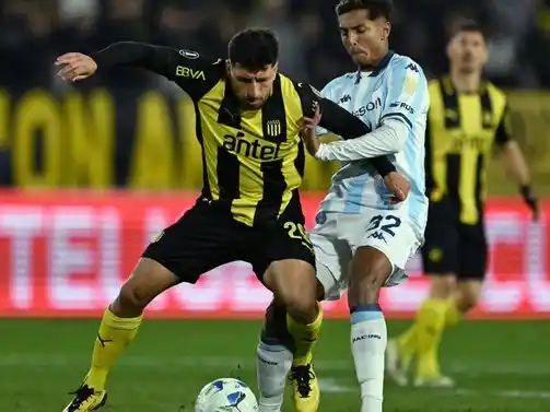 Traspié de Racing en Montevideo: cayó 1-0 ante Peñarol por la Copa Libertadores