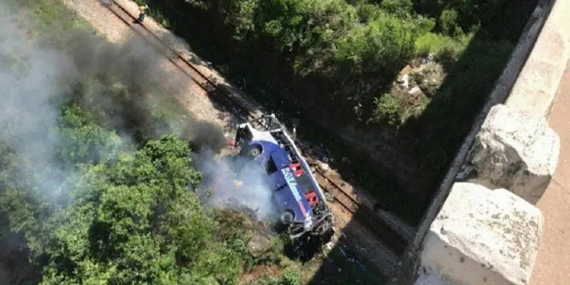 Al menos 11 MUERTOS al caer un autobús a un barranco en Brasil