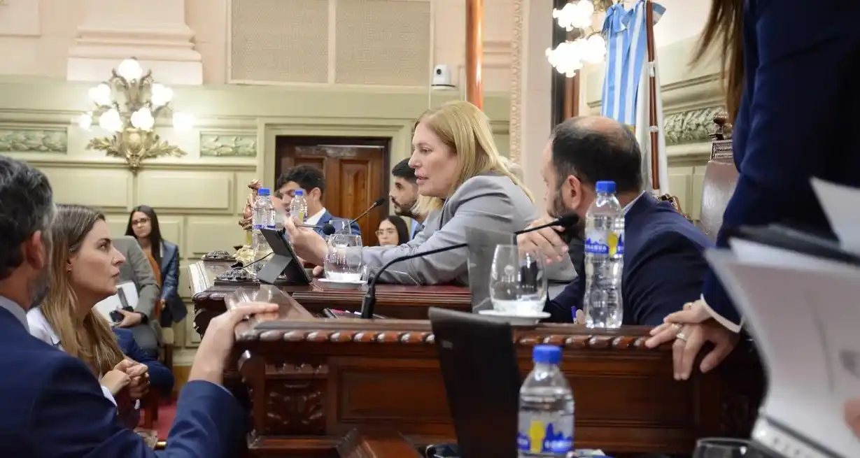 La vicegobernadora Scaglia dialoga con Cattalini, presidenta de Acuerdos, minutos antes de la Asamblea Legislativa. Foto: Cámara de Senadores.