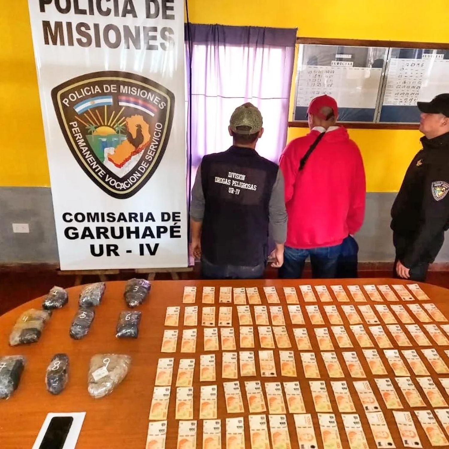 Capturan a un hombre con 9 paquetes de marihuana en la plaza central de Garuhapé