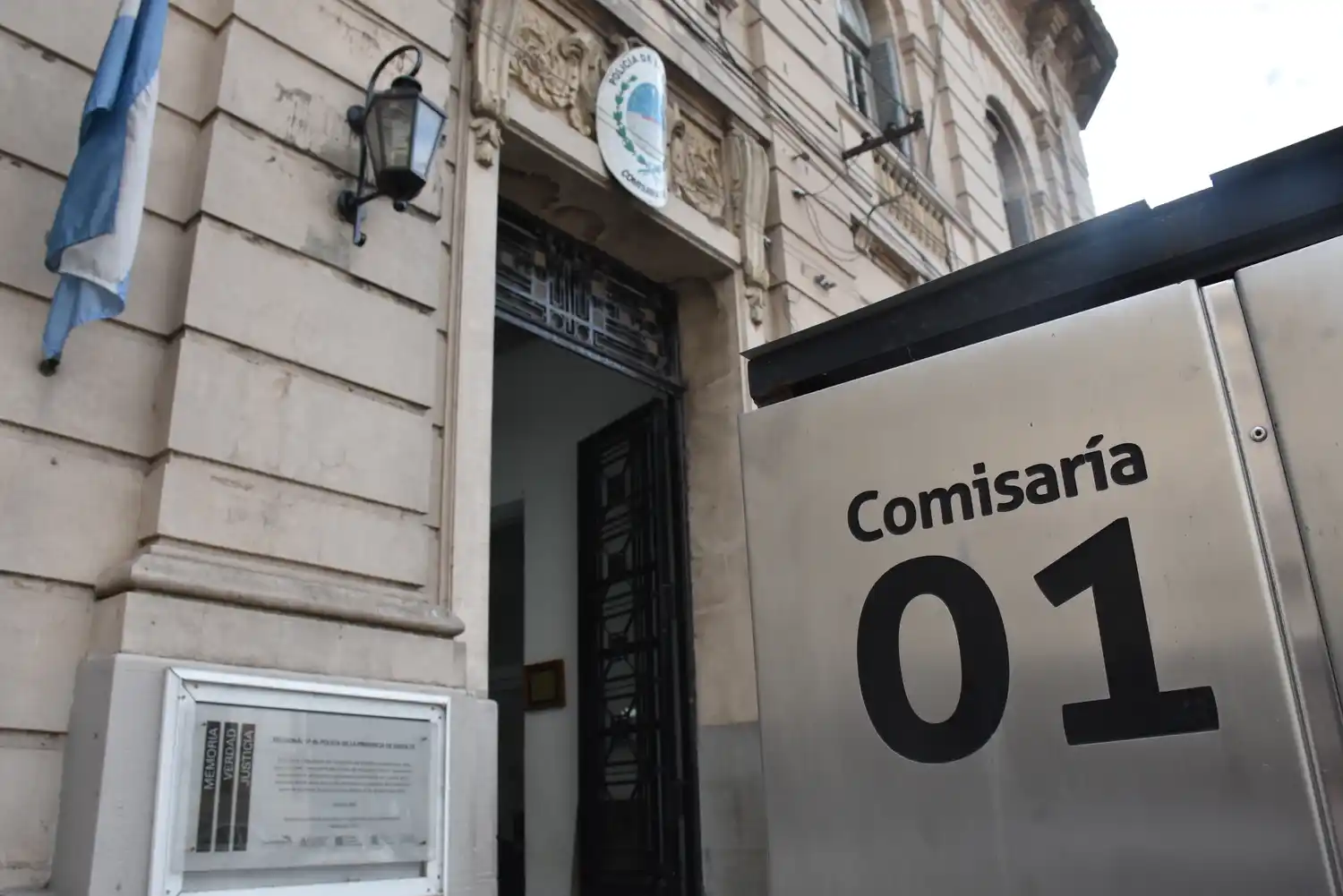 Delincuentes sedientos: se robaron 200 latas de cervezas y fueron detenidos