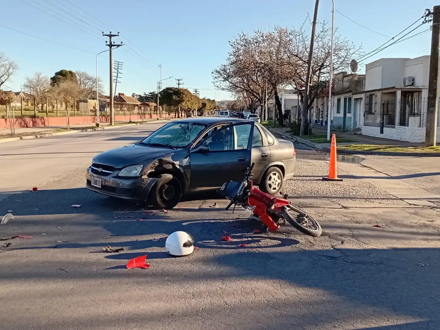 Personal policial trabajó en el lugar realizando las actuaciones correspondientes, mientras se ordenaba la circulación vehicular y se recababan datos para determinar la mecánica del siniestro.