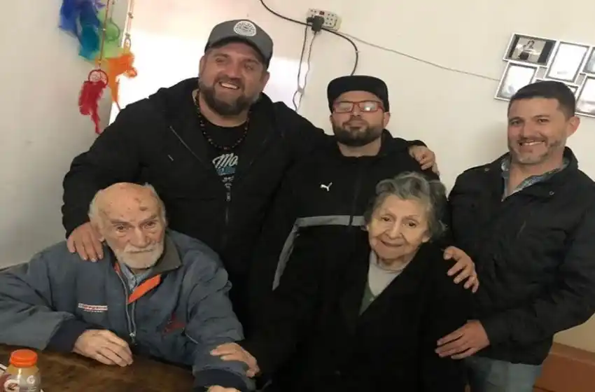 En un emotivo encuentro, el cordobés que quiso adoptar a los abuelos abandonados los visitó en Rosario