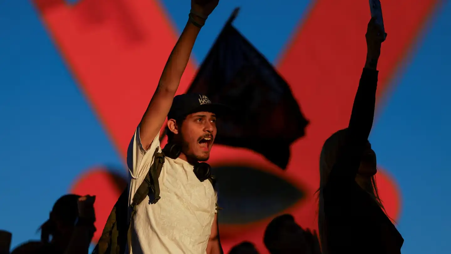 El recorrido comenzó en el Ángel de la Independencia como una marcha pacífica, hasta que llegó hasta el Zócalo capitalino, a las puertas del Palacio Nacional. REUTERS/Jose Luis Gonzalez