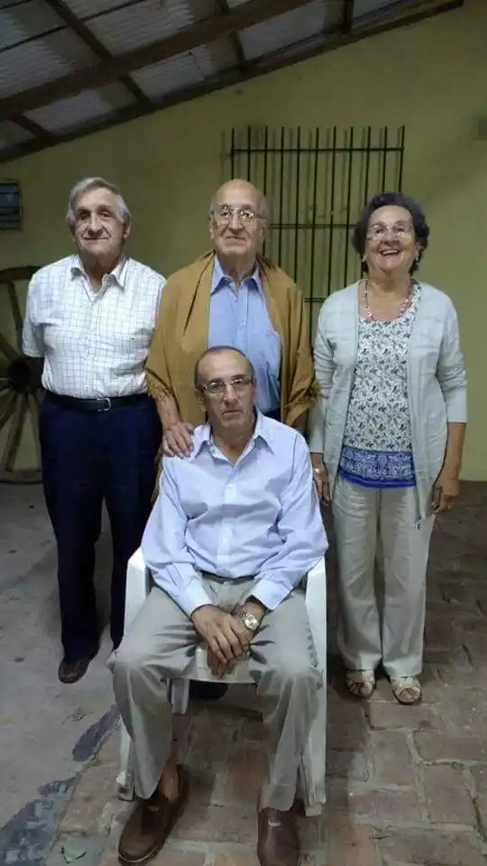 Zélika junto a sus hermanos-