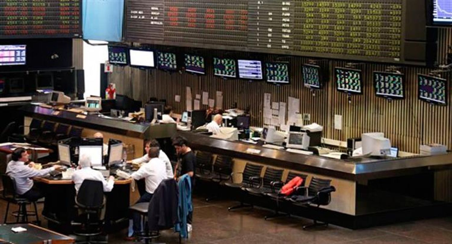 El Merval retrocede 3% y el riesgo país escala 3,5%