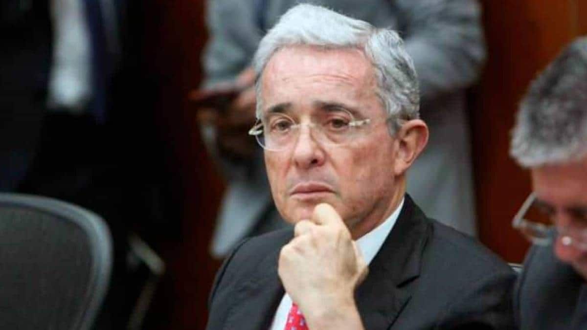 Fiscalía interroga al expresidente Álvaro Uribe