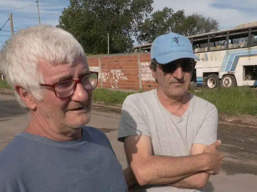 Los vecinos de Villa Gaucho sufren las consecuencias de los incendios de los micros de Río Paraná.