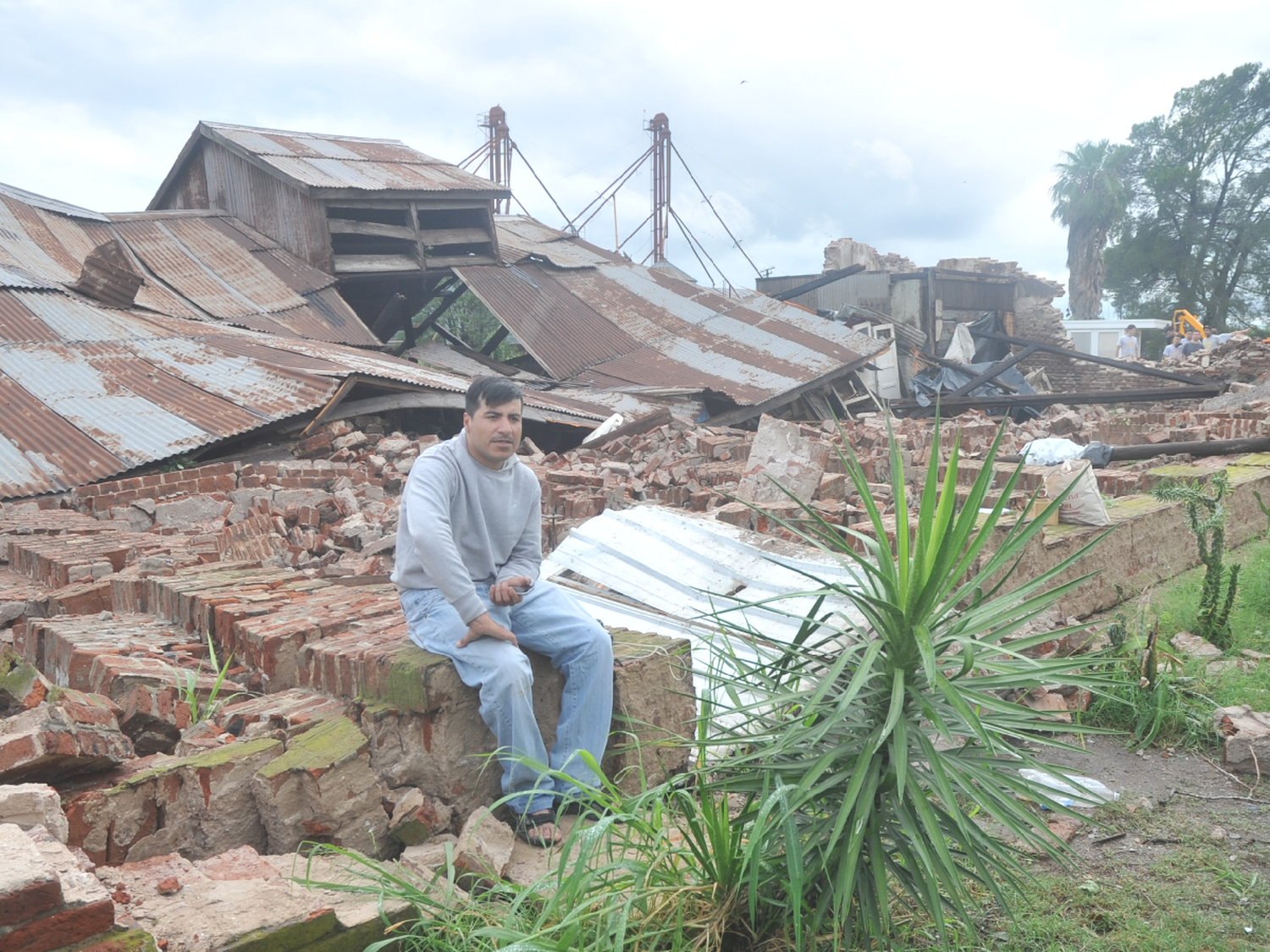 Durante el temporal, se le cayó un galpón arriba y se salvó de milagro  