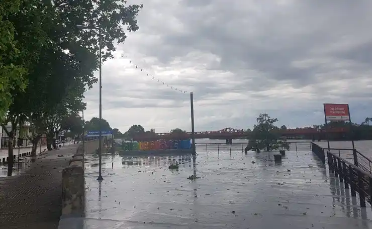 Calles anegadas y una antena caída por el fuerte temporal