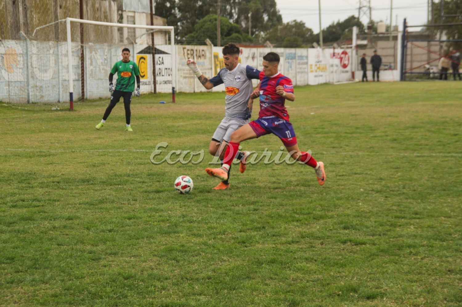 Disputa de balón entre Lautaro Farías (gris) y Micael García (azulgrana)