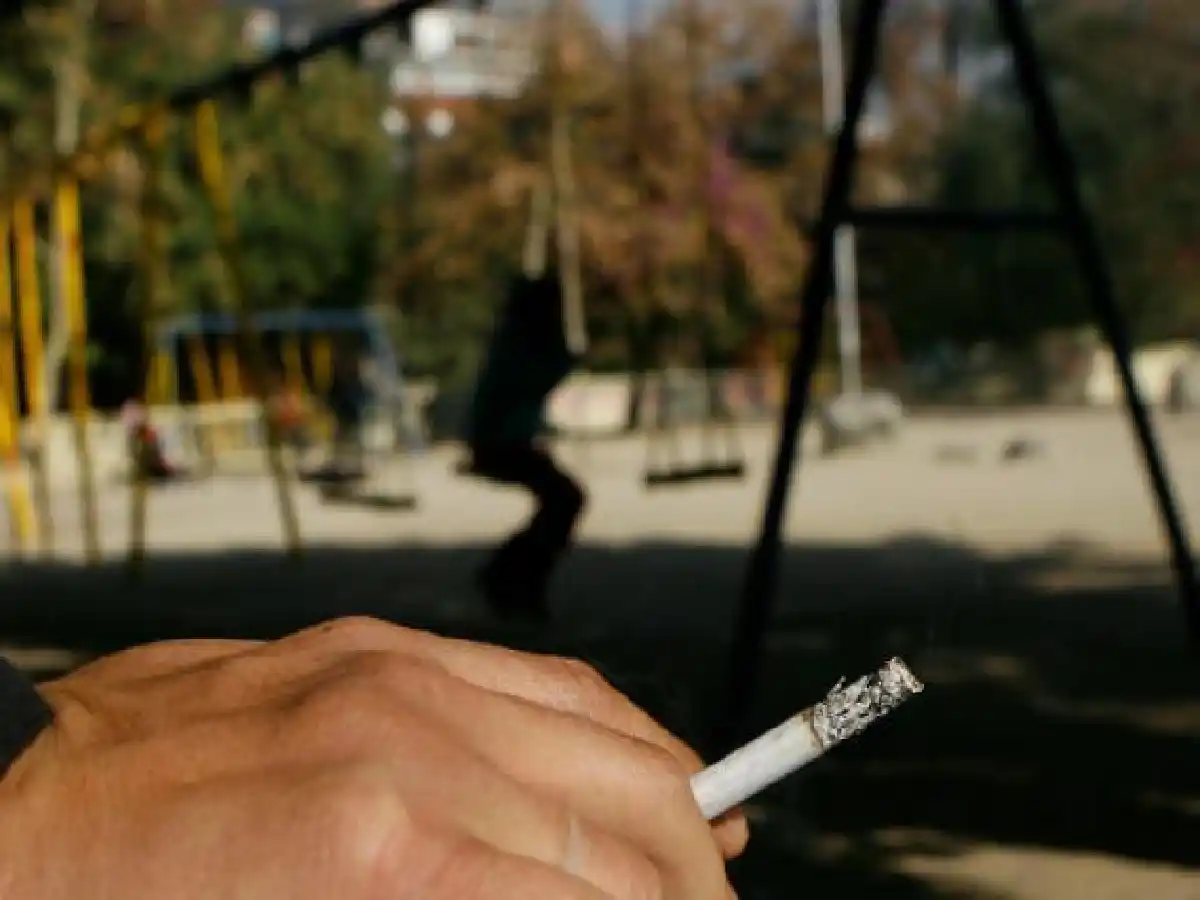 Habrá multas de $ 1.200 a $ 30.000 o hasta 60 días de arresto por fumar en las áreas de juegos infantiles de las plazas