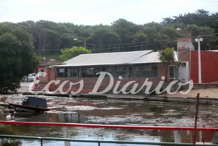 Lago de los Cisnes: abandonado y sin servicios -FOTOGALERIA-