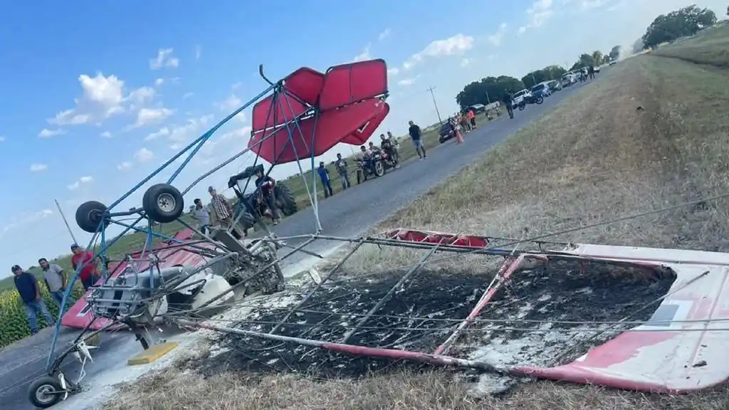 VEA COMO UN ULTRALIVIANO CHOCA con un tendido eléctrico en Portuguesa y cae cerca de un sembradío de girasoles (+VIDEO)