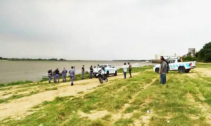 Hallan el cuerpo de una mujer
flotando en el río Paraguay
