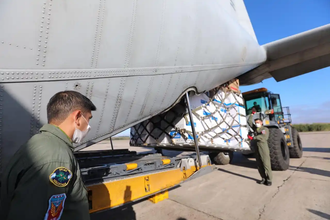 Se repartieron insumos médicos a tres provincias en un Hércules de la FAA