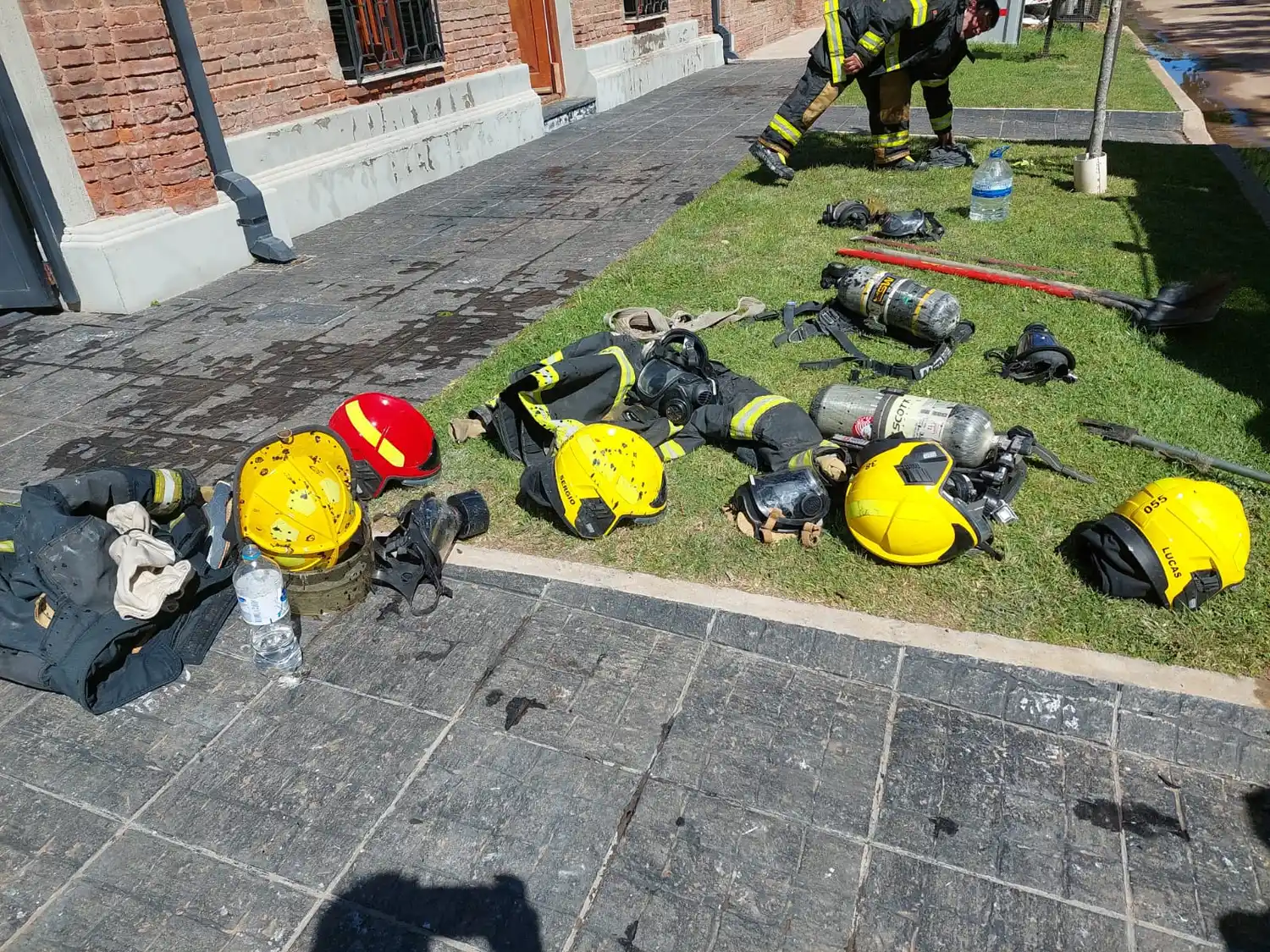 Gran despliegue de bomberos en la región por un incendio en una casa: intervinieron tres unidades - 3