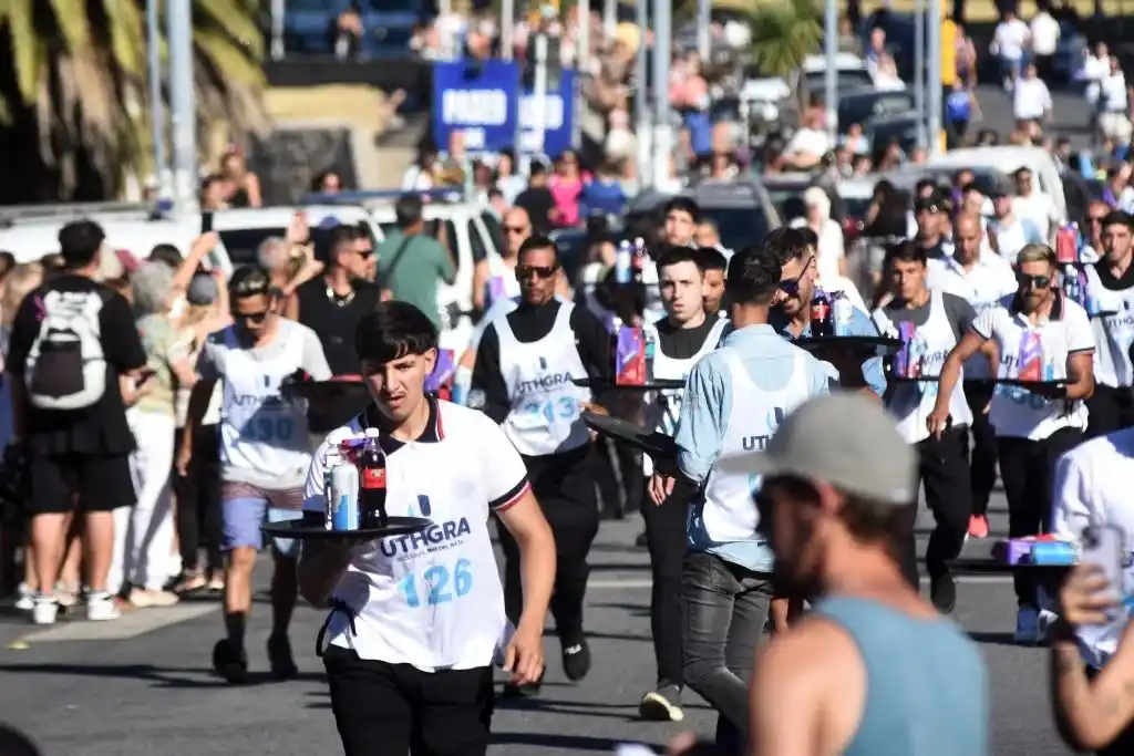 Debieron recorrer 550 metros con las bandejas cargadas.