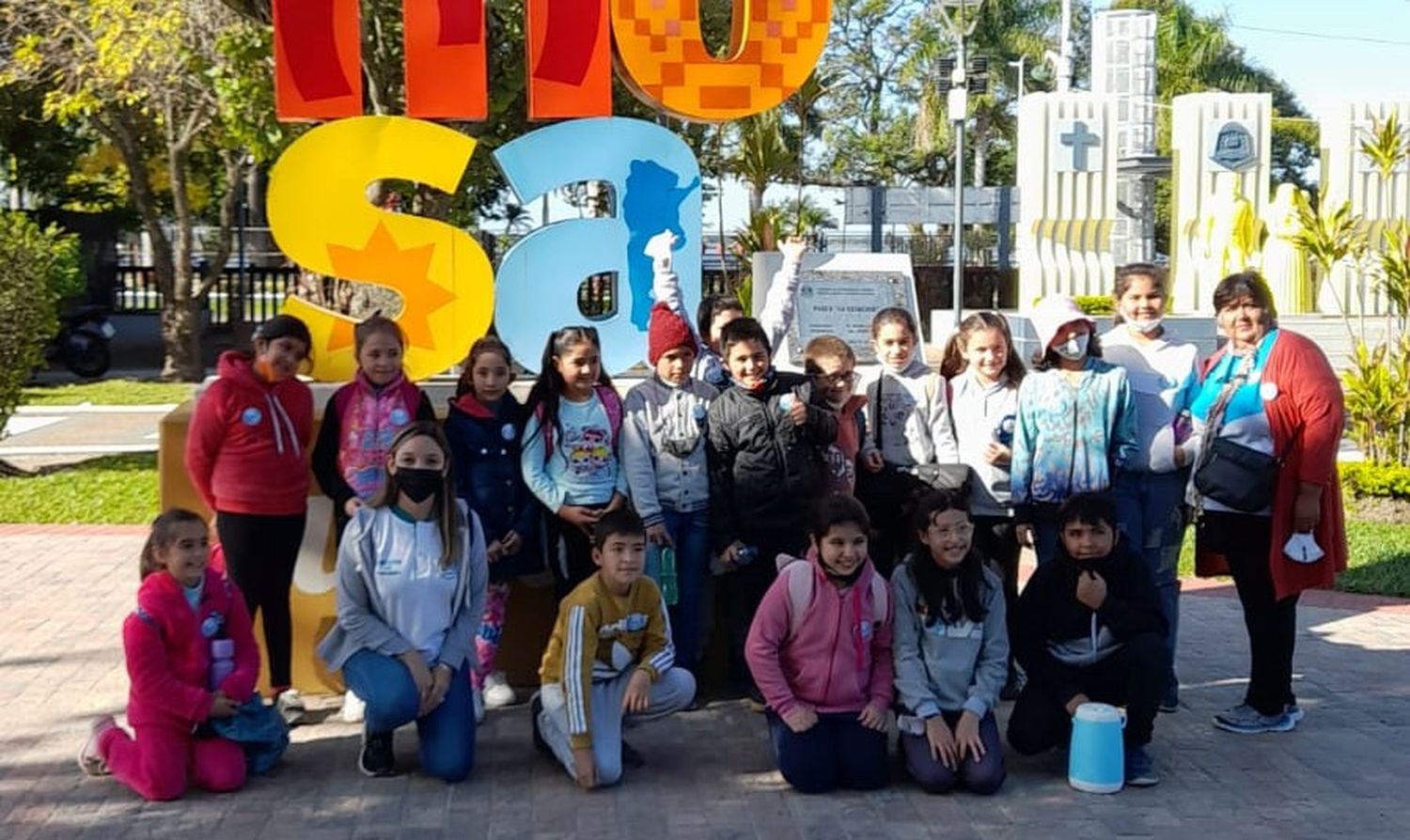 Alumnos de la Escuela Nº 147 del barrio Juan Domingo Perón disfrutaron de una visita guiada por la ciudad