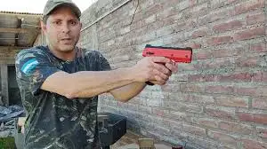 Pistola Byrna, un pedido para que se use en Mar del Plata.